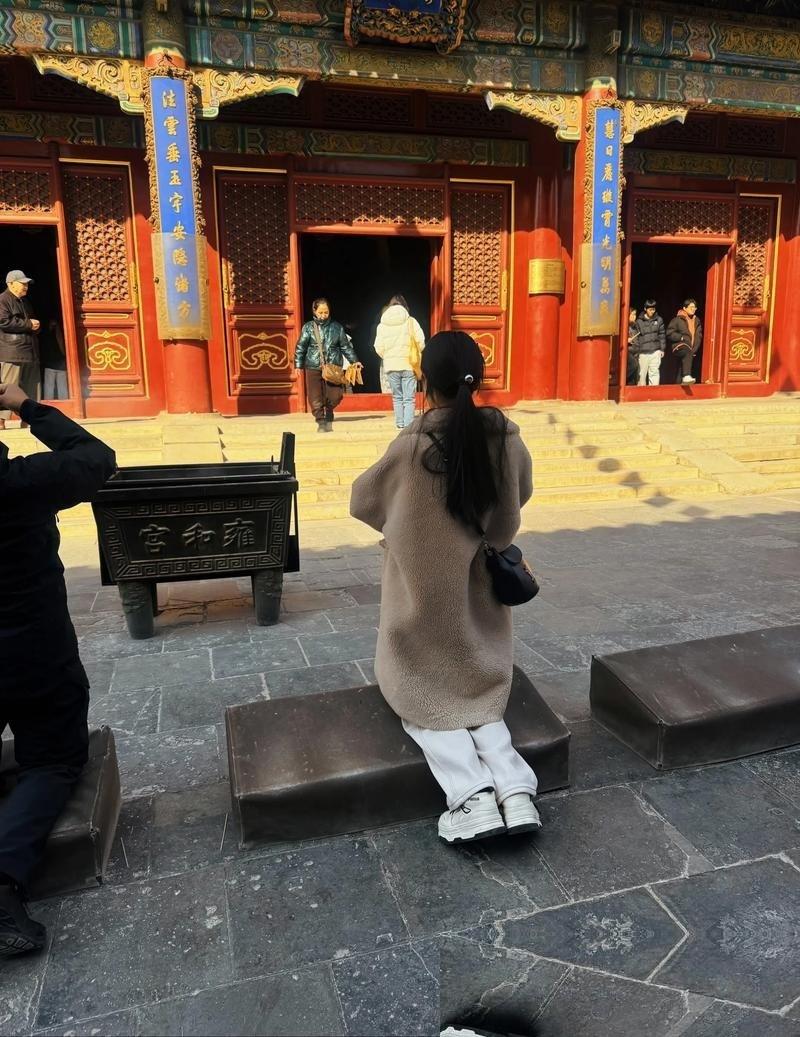 现在的年轻群体里正发生着一件特别割裂的事。一边是高喊着相信科学，另一边却是周末起