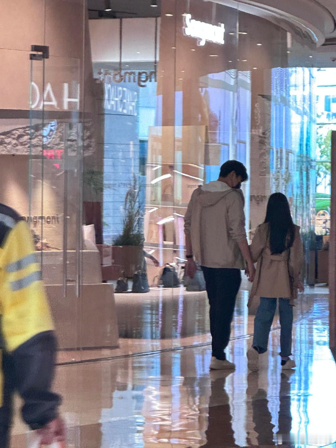 偶遇秦昊带女儿逛商场秦昊伊能静女儿长这么高了偶遇秦昊带女儿逛商场，9岁米粒身高快