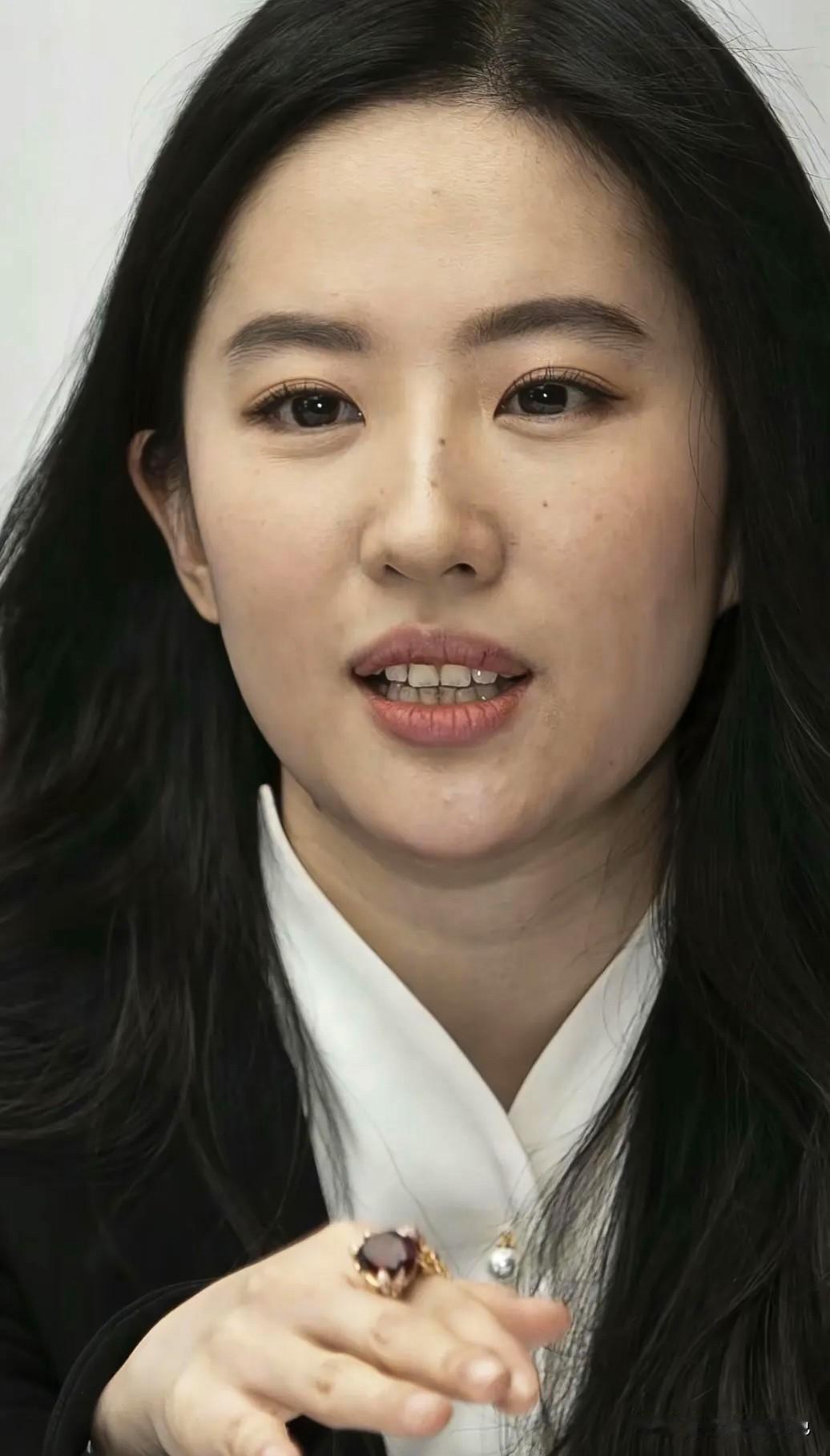不是说明星都很注重保养的，这嘴唇都干成啥样了