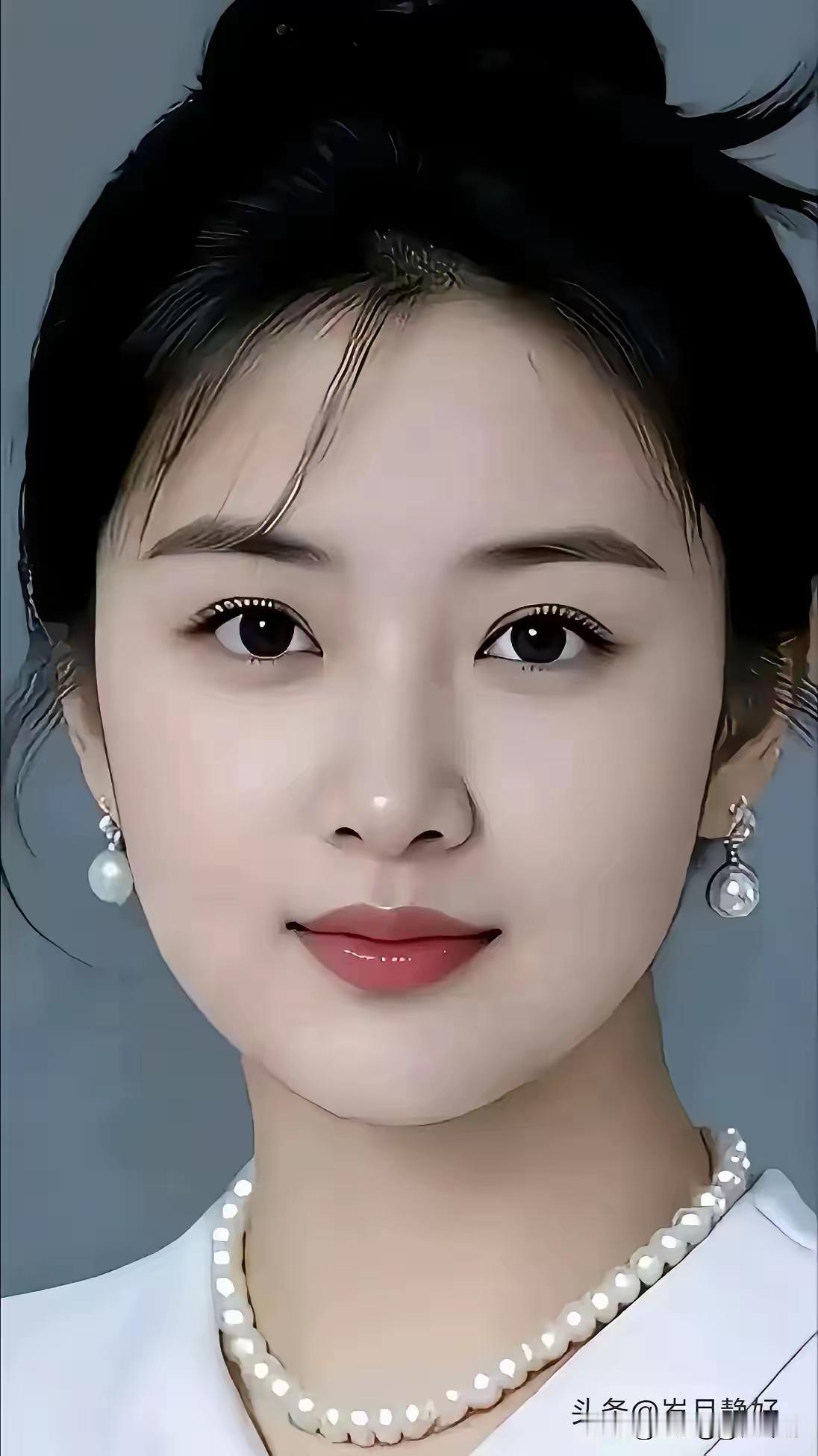 《麒麟公园看美女》麒麟公园夏天凉，湖塘边上坐姑娘。风吹柳叶水珠掉，她拢头发笑