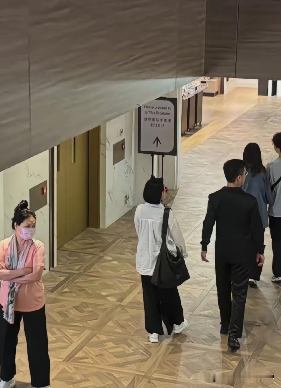 大s的妈妈黄春梅又被网友偶遇，陪着小S和老公在香港旅游，前几天的时候，侄女发照片和侄女一起过中秋。感