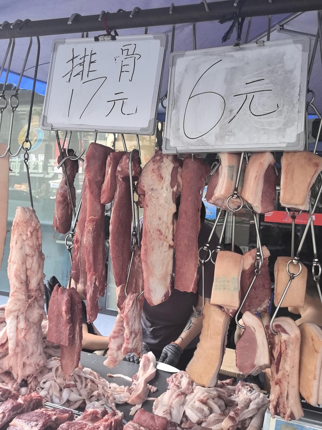 炎热的下午，成都摊贩的猪肉卖6元一斤。记不得上一次买6元一斤的猪肉是哪一年的事