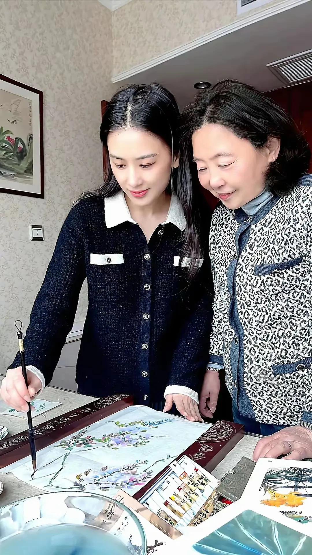 黄圣依小的时候她妈妈对她：“她的兴趣可以培养”“不接受也得接受”“她大学前的决定