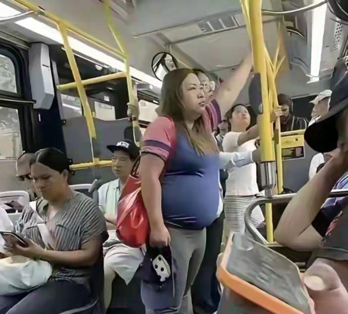 昨晚饭局上，一位跑国际口的老记者抿了口酒，压低声音聊起凤姐的近况，听完我后背直发