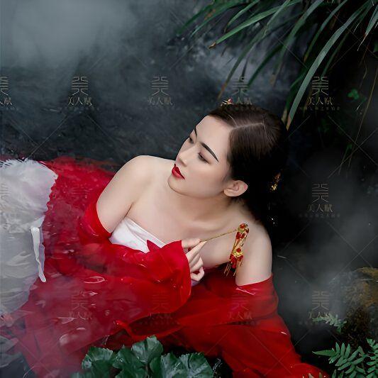 红衣美人倚翠竹，轻纱薄雾笼芳姿。摄影组图，如何表现“丽人行”