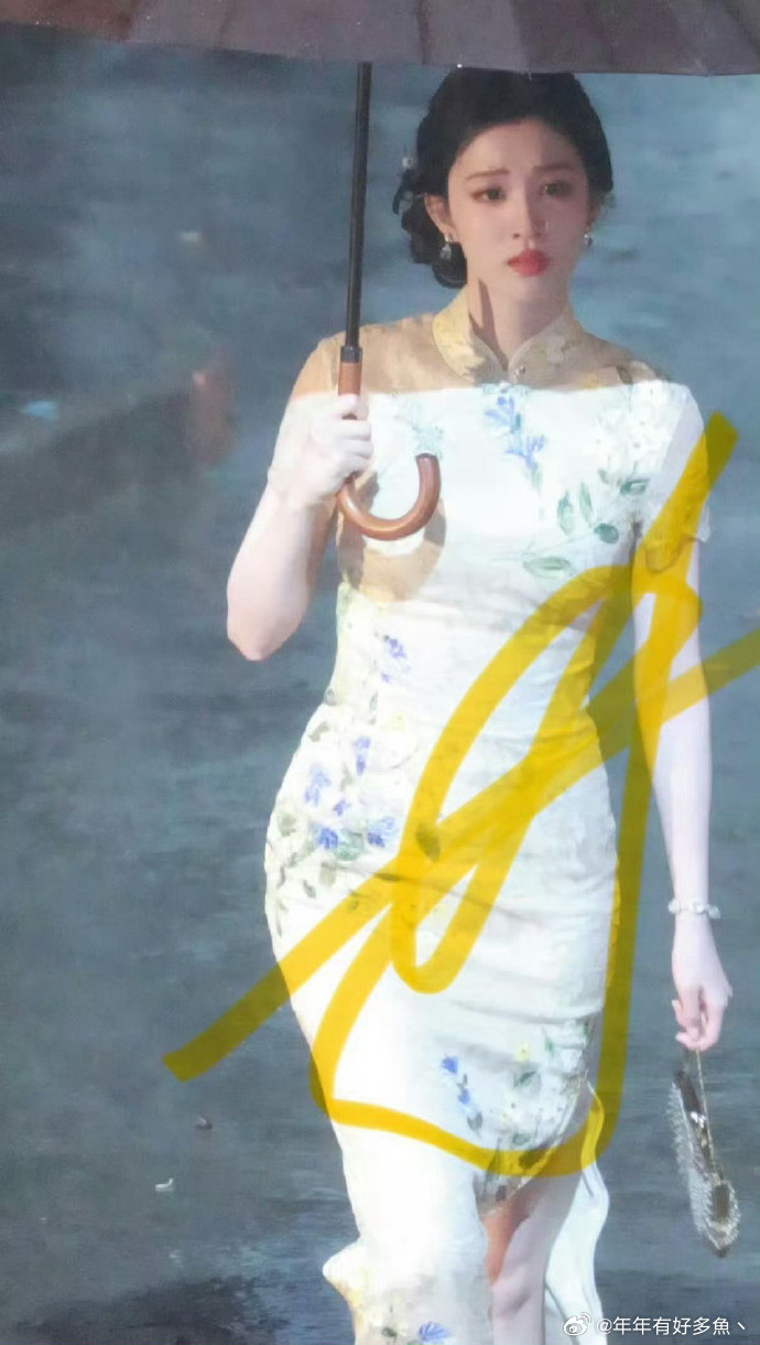 这部剧所有的旗袍都好像做小了一码，太紧身了