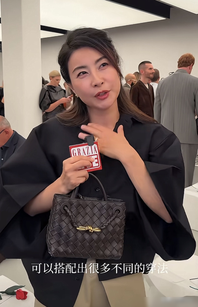 郭晶晶这是怎么了？活动视频流出，夸张表情配上不停的小动作，口音也怪，网友直接炸锅，有人甚至怀疑是AI