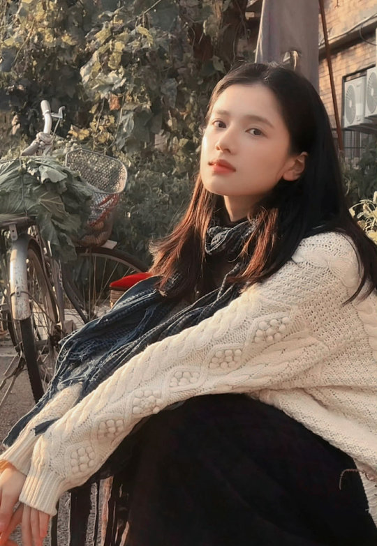 张婧仪感觉今年长大了一路看着她从新人走到现在，今年的变化格外明显。拍戏敢挑战反差