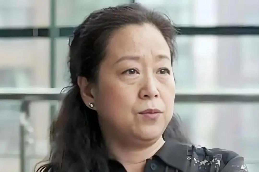 如今六十七岁的罗秀春，每个月依旧等着前夫张国立打来约定好的生活费，这笔钱从离婚签