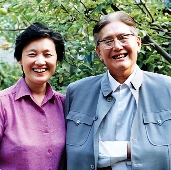 1973年，乔冠华跟儿女坦白：“我要娶章含之。”女儿歇斯底里地喊道：“爸爸，妈妈
