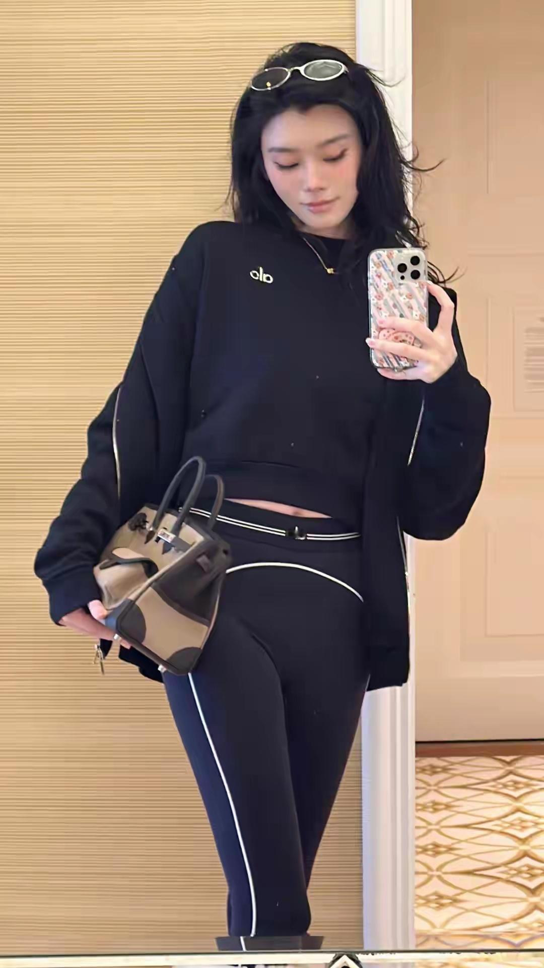 奚梦瑶和何猷君看NBA，她穿新中式拿爱马仕包贵气，她戴黄金好看