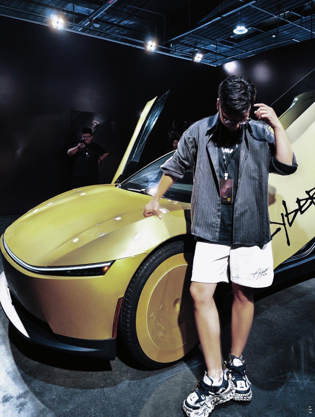 线下打卡Cybercab🚗没有方向盘、没有踏板的无人驾驶车，把未来出行实实在在摆在眼前。科技不再是