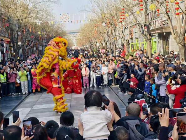 发现了吗？国内社会正在出现一个变化，很多人已经置身其中。今年春节，有个事儿挺