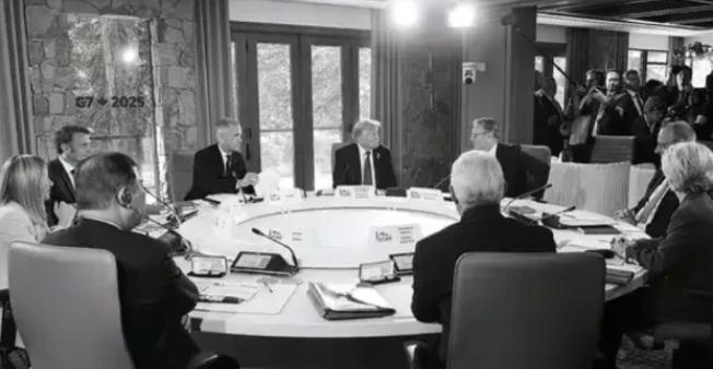 你敢信吗？G7峰会上发生了这么戏剧性的一幕。欧盟主席冯德莱恩专门掏出来一块磁铁，