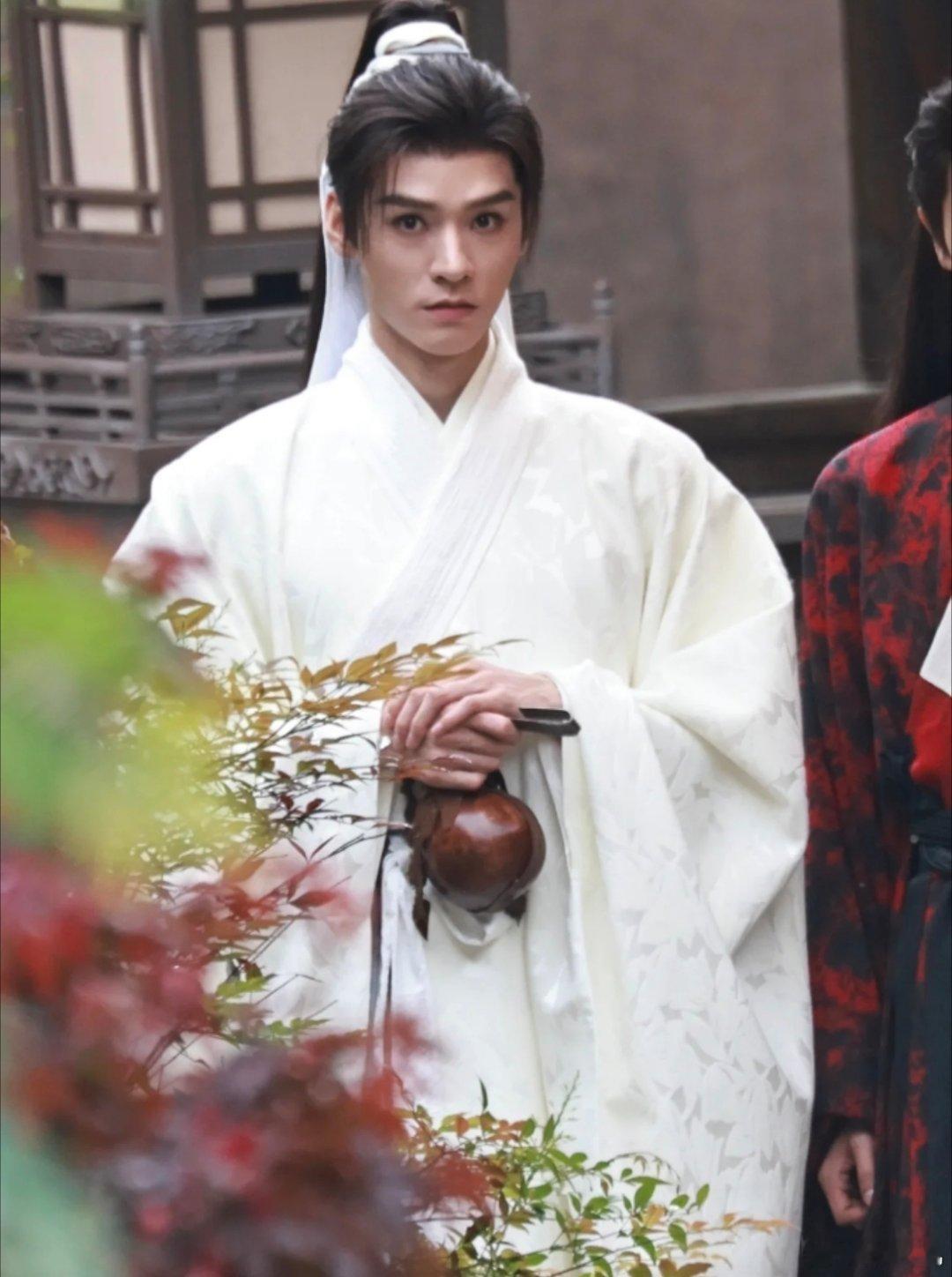 龚俊跟肖宇梁撑伞对戏，怎么还上手握着人家小梁子撑伞的手啊，眼神也好拉丝肖宇梁感觉