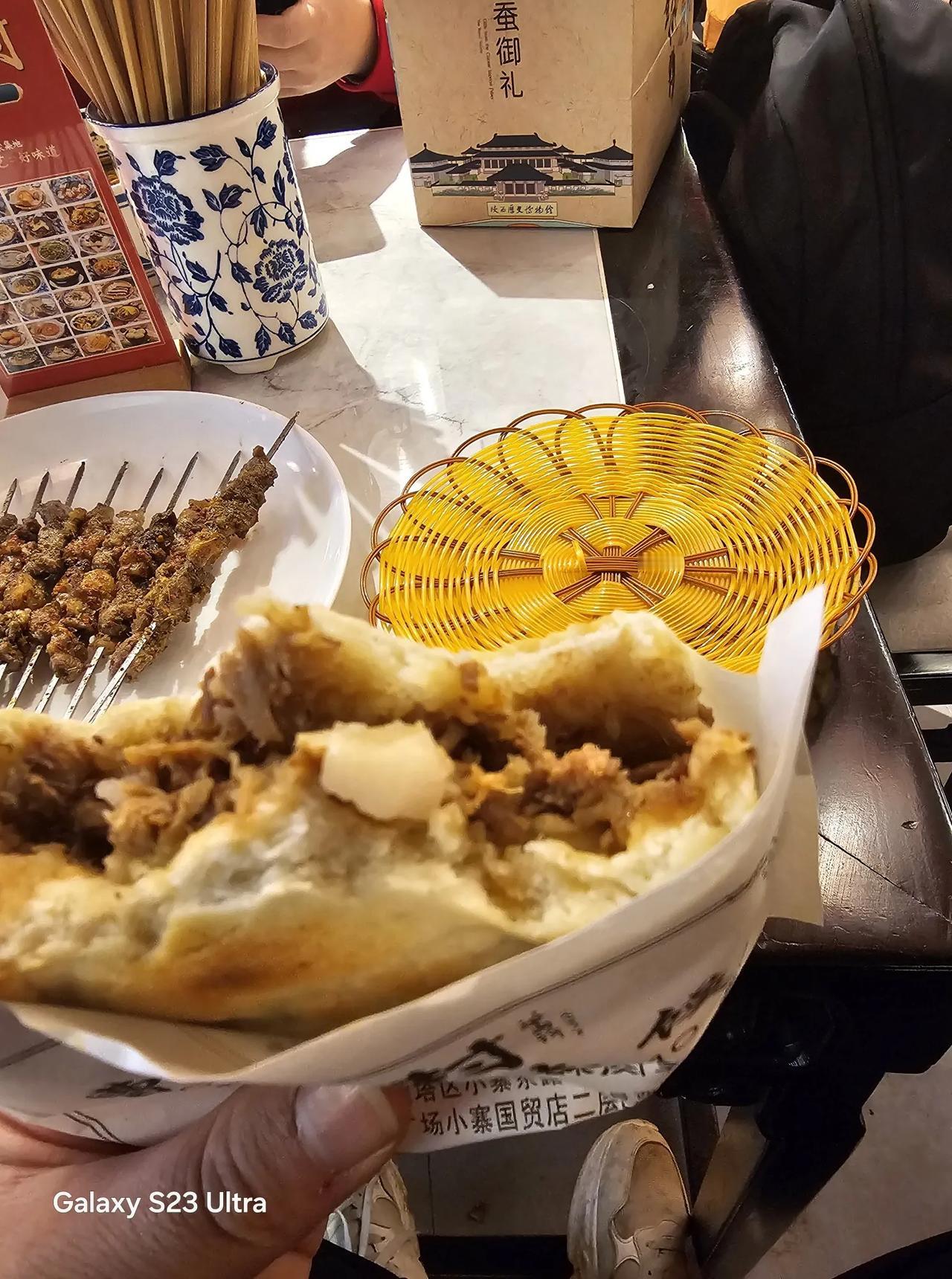 我一天两顿饭完全可以！以前在家里的时候基本上每天要吃四顿饭左右七八点起床后