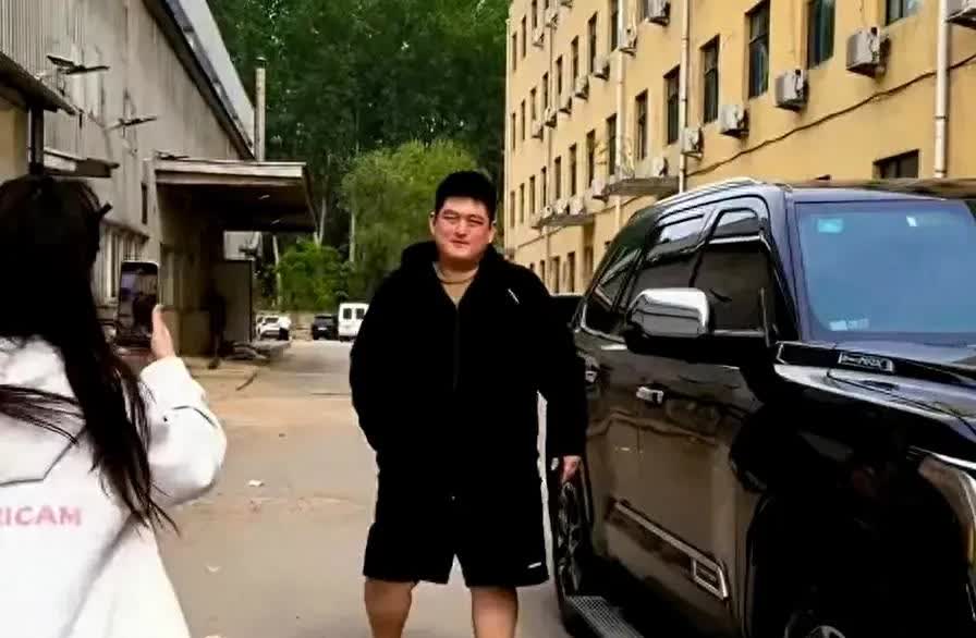 家人们，惊掉下巴！赵本山儿子赵一楠座驾曝光，居然是辆130万的车，被大家