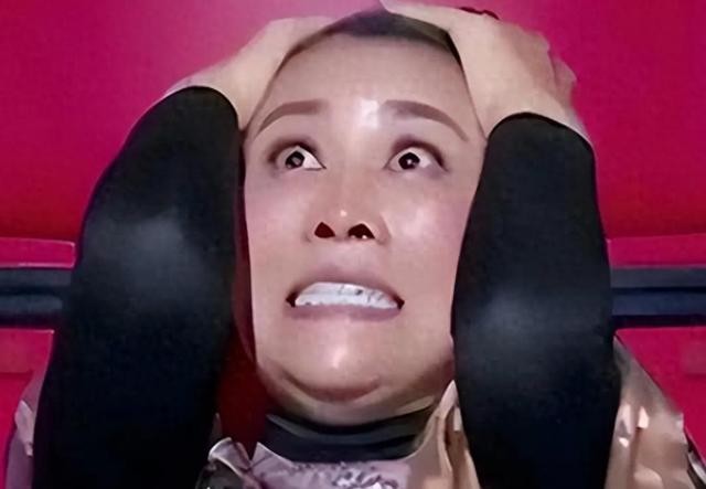 那英在台上喊了好几声梁博，没人应。散场后梁博晒出照片，他就在现场，坐在舞台旁边的技术台，帽檐压低，正