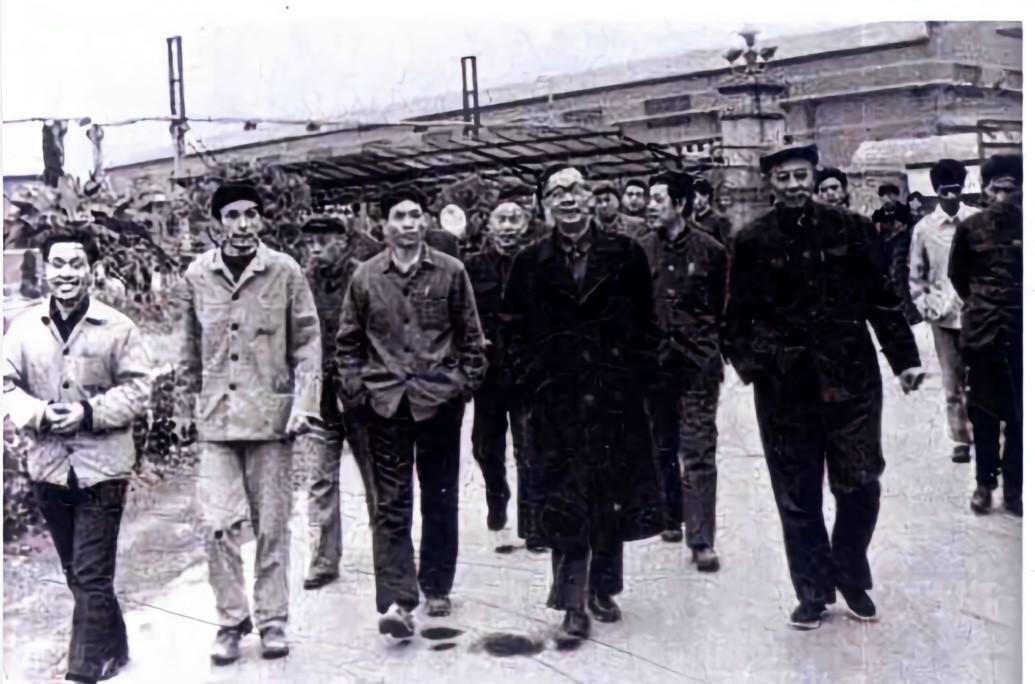 1983年12月，国务委员张劲夫（前左四）视察贵州钢绳厂的老照片。贵州钢绳厂（现