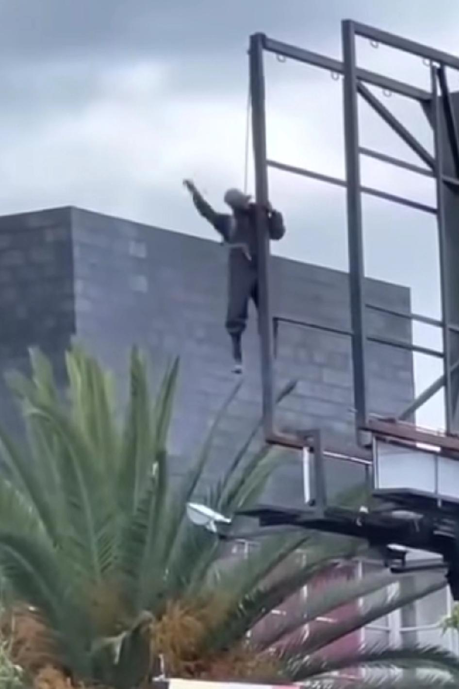 吊上去就后悔，可是已无法自救，救下来一个月吃不了东西他要走，他看透了一切，他不