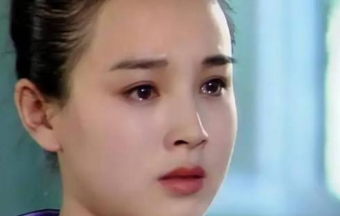 当年，英宁向刚生下女儿不久的妻子赵明明提出离婚，赵明明追问原因，英宁支支吾吾就是