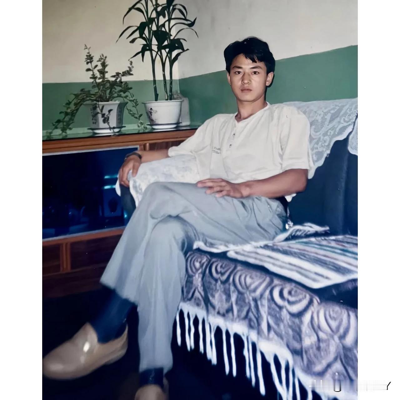 都说他年轻时是个大帅哥，这样一看，果然帅得让人挪不开眼。​这张珍贵的老照片摄于上