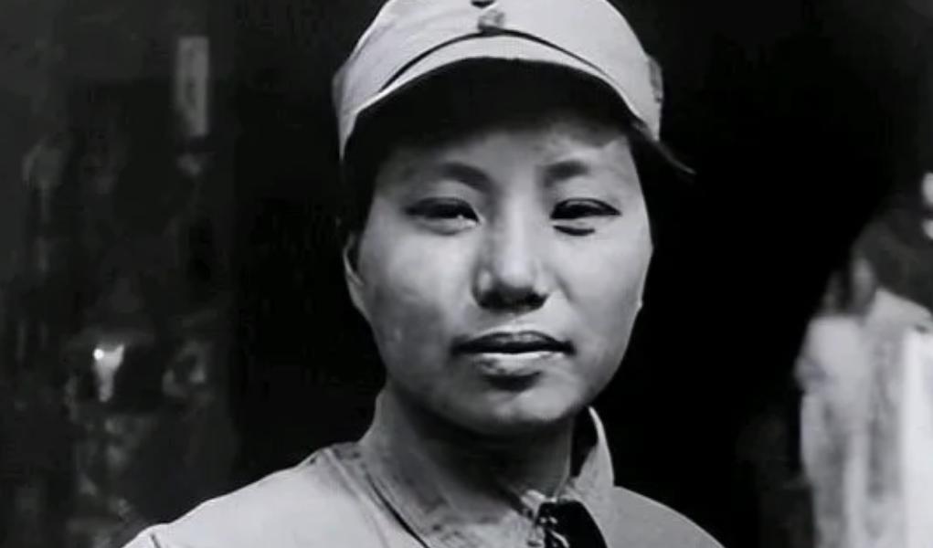 1950年，甘肃剿匪前线。解放军战士押解着一名瘦小的女匪首走进审讯室。她衣衫破旧