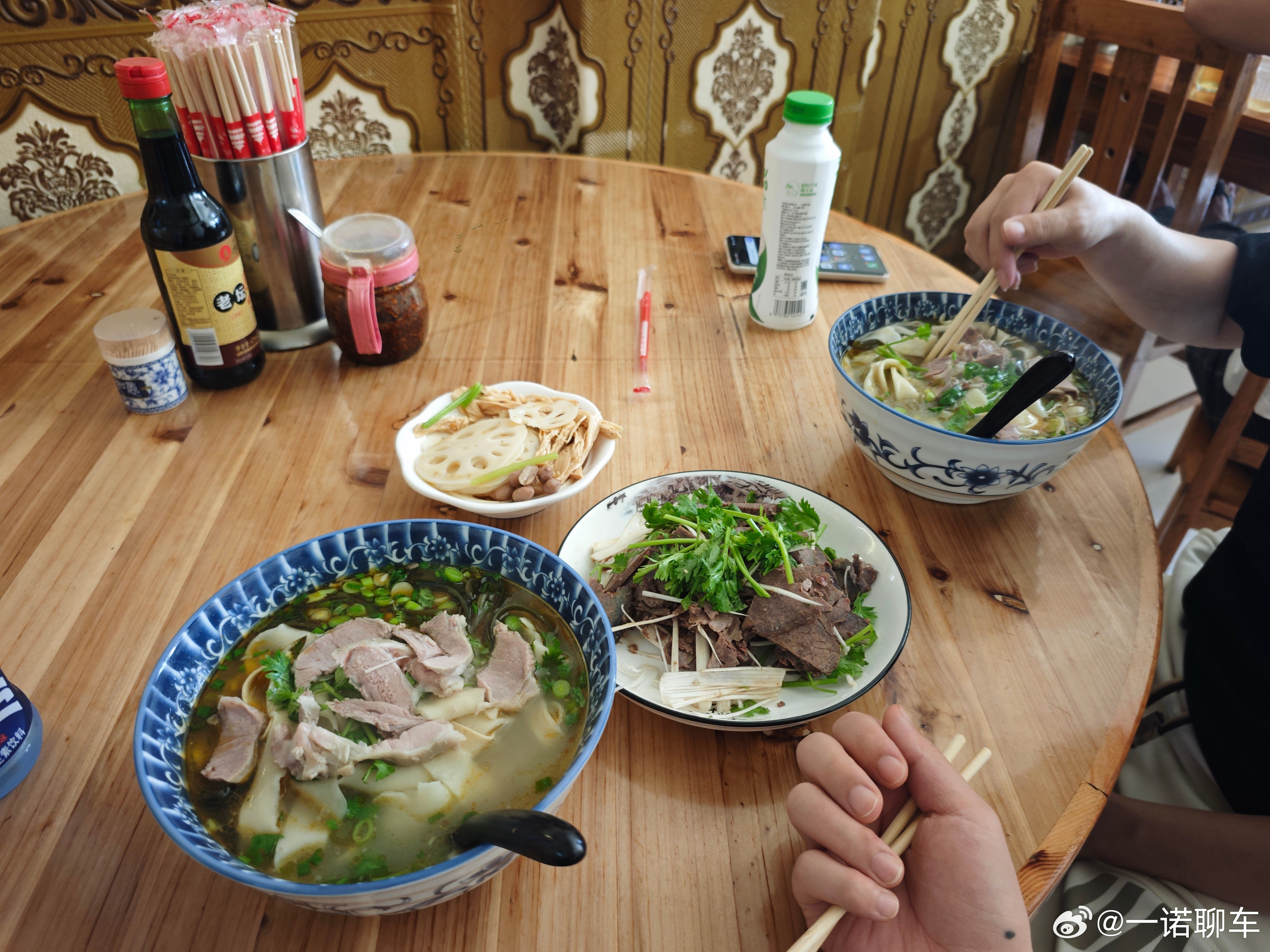 好舒服啊这顿两大碗羊肉烩面30一份凉菜12一份牛肉46两个人吃的爽死了