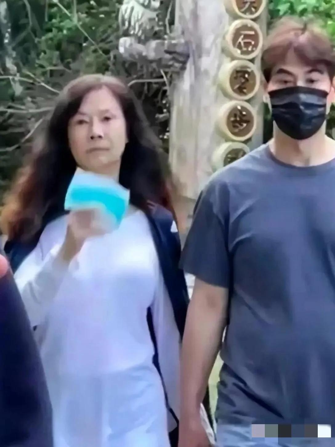 素颜的俞小凡看上去身材丰润，皮肤白皙，发质浓密，但鼻孔外露，目光无神，与年轻时判