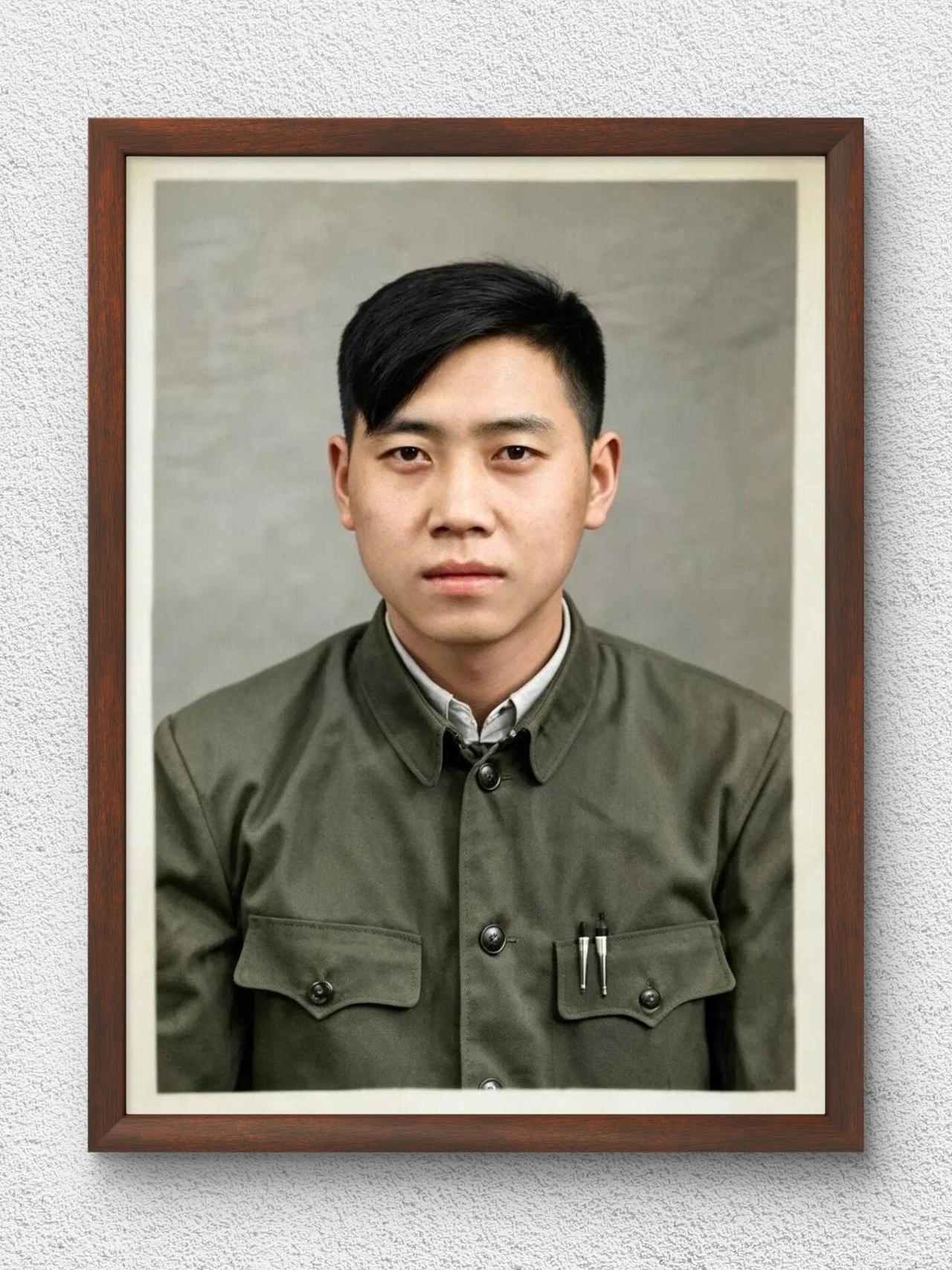 邱少云，50年代，邱少云生前珍贵留影，他身着中山装，眉目俊朗、眼神坚定，精神气十