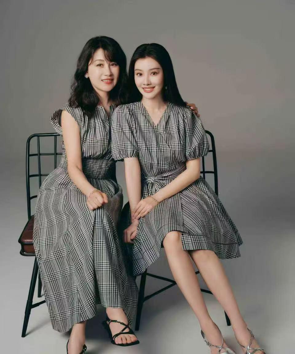 演员王鹤润和母亲的同框写真照。母女俩都很漂亮温婉，王鹤润年轻活力，清纯灵动；母亲