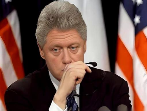 克林顿走的时候，给美国留下一个金山，国库里塞着两千多亿美元的净盈余，那时候，联邦