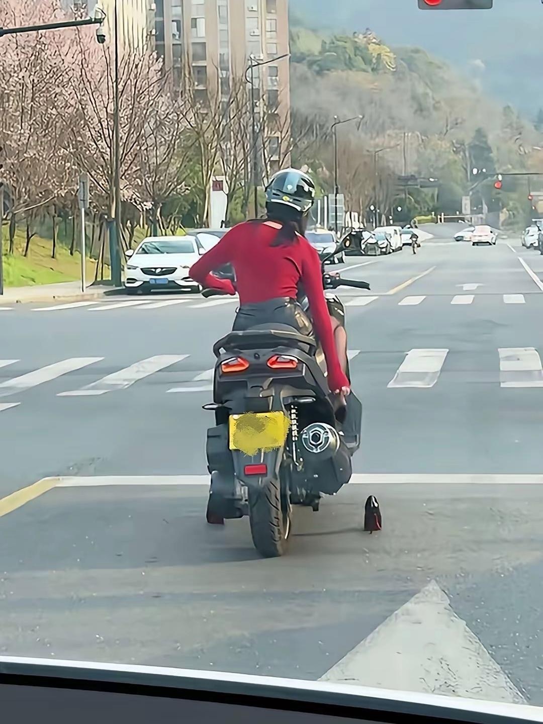 穿这个高跟鞋骑摩托车算遵守规则吗