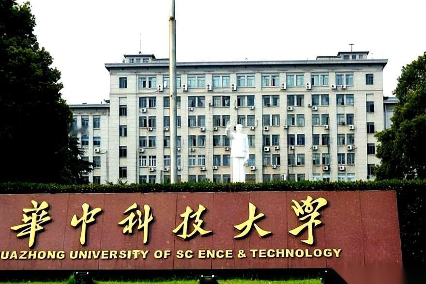 高考结束第十天，刚旅游回来的侄子在草稿纸上划拉出最后一笔，报了个准数：“650分