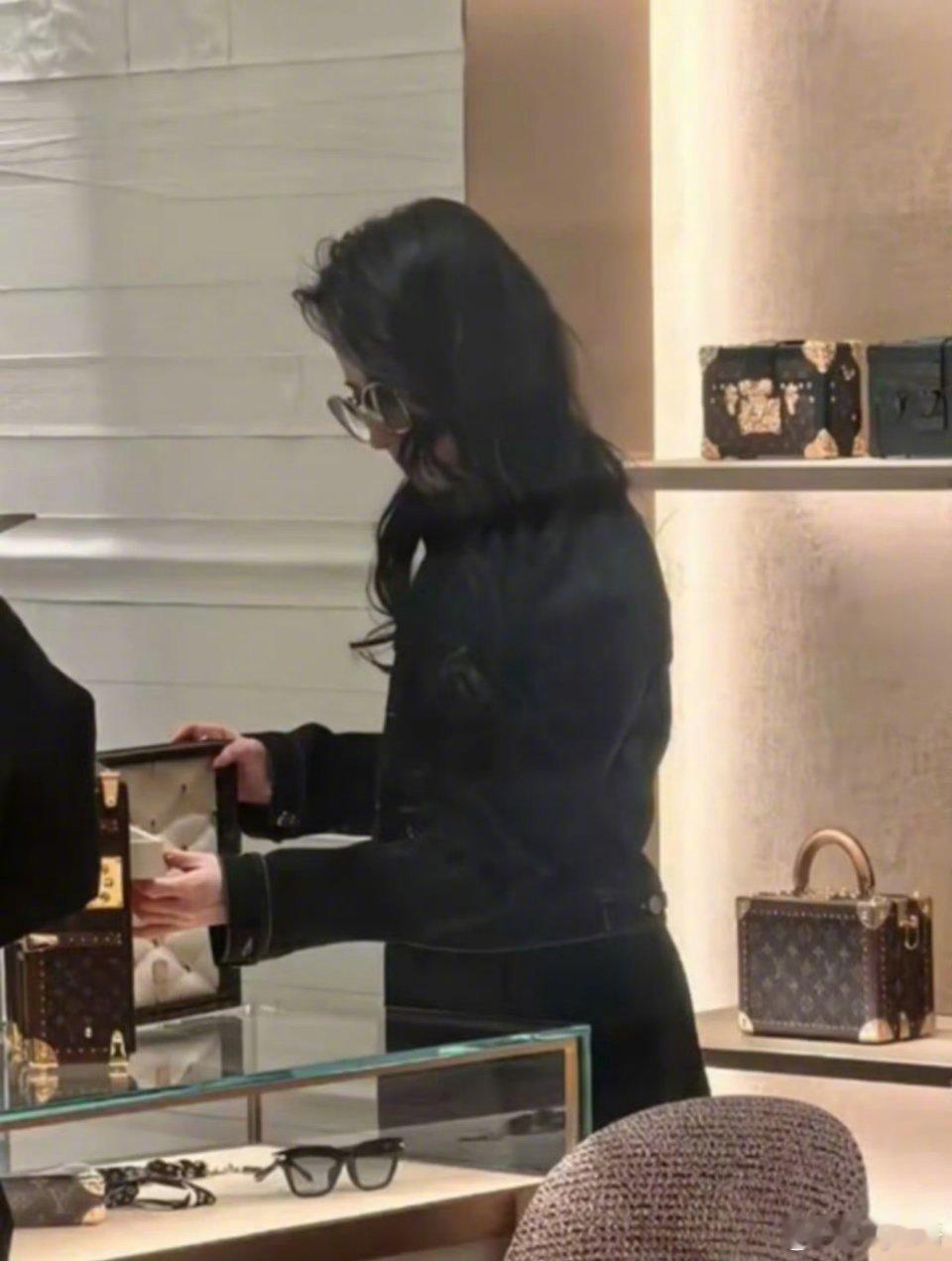 刘亦菲商场买包被网友偶遇偶遇刘亦菲商场买包hhh这是什么好运气啊！我也好想偶遇仙