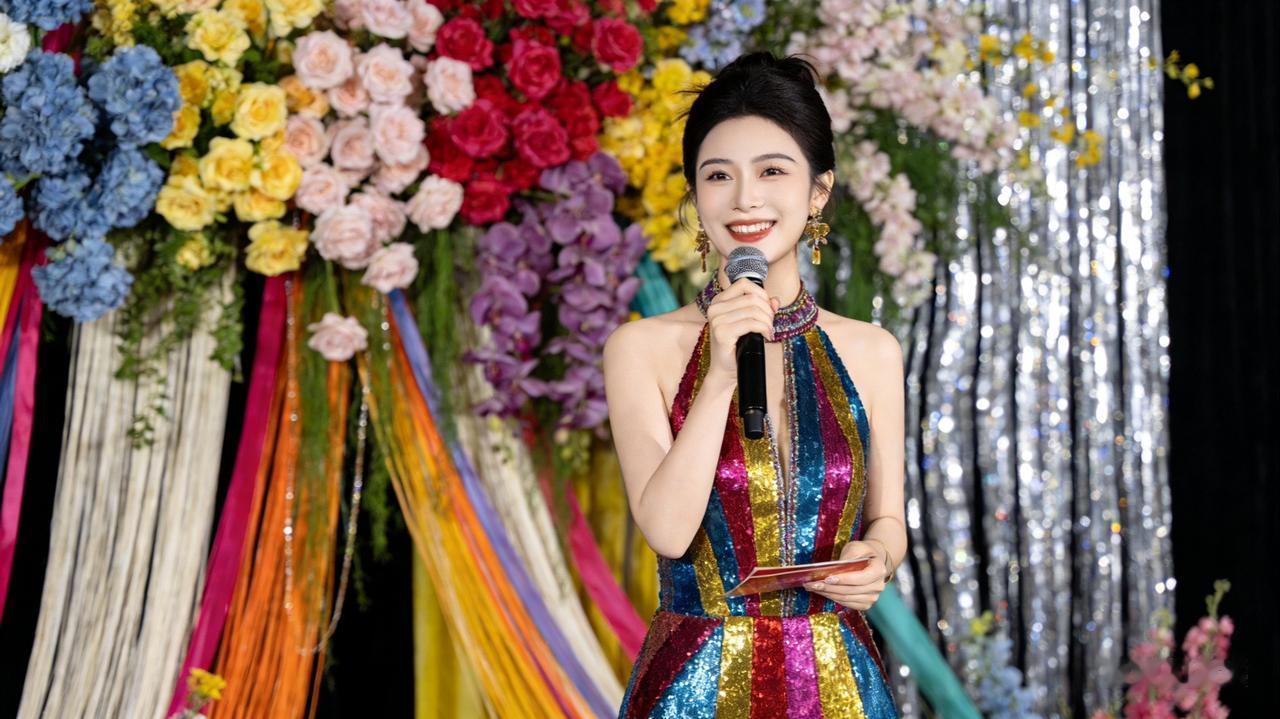 财迷的同事却很会与领导交往！单位一位年轻漂亮的女老师，能言善讲，入职不