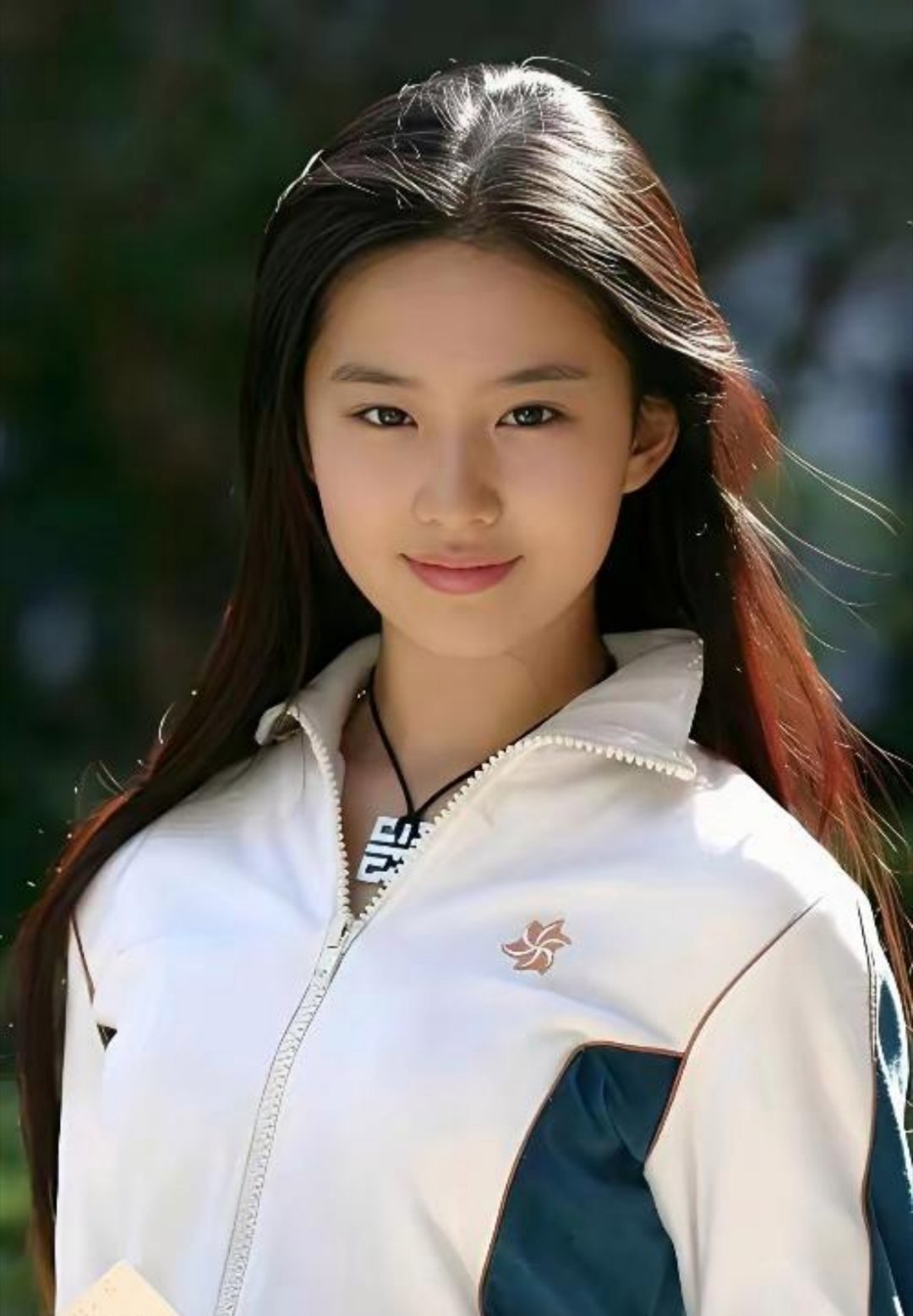 同岁少女旧照大比拼，刘诗诗温婉恬淡，刘亦菲灵气出尘，两大古装女神年少颜值直接拉满