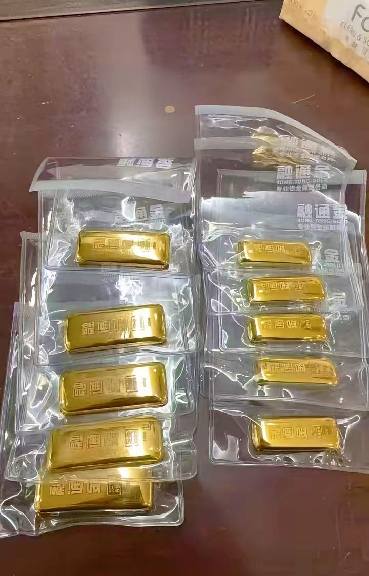 手里持有大量黄金的人，估计现在是要心慌了！​刚刚查了下黄金价格，直接去到9