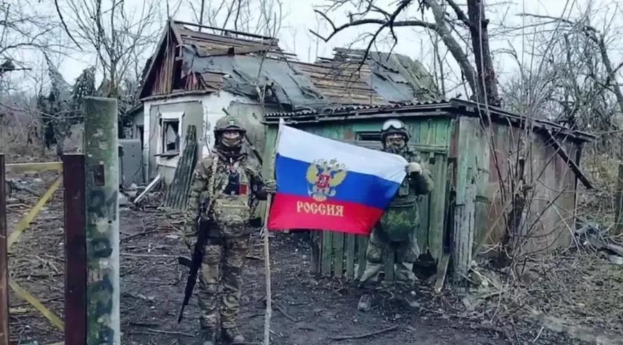 乌克兰军事专家康斯坦丁·马绍韦茨抱怨说，在前线地区，当地乌克兰居民不仅拒绝撤离到