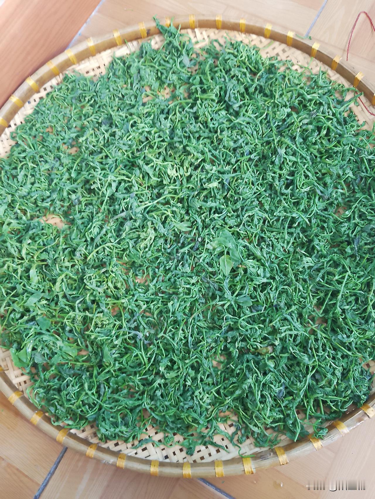 茶叶还是自己做的味道好！茶柜上摆满的红茶、普洱、白茶、黑茶，还有一些叫不出名字