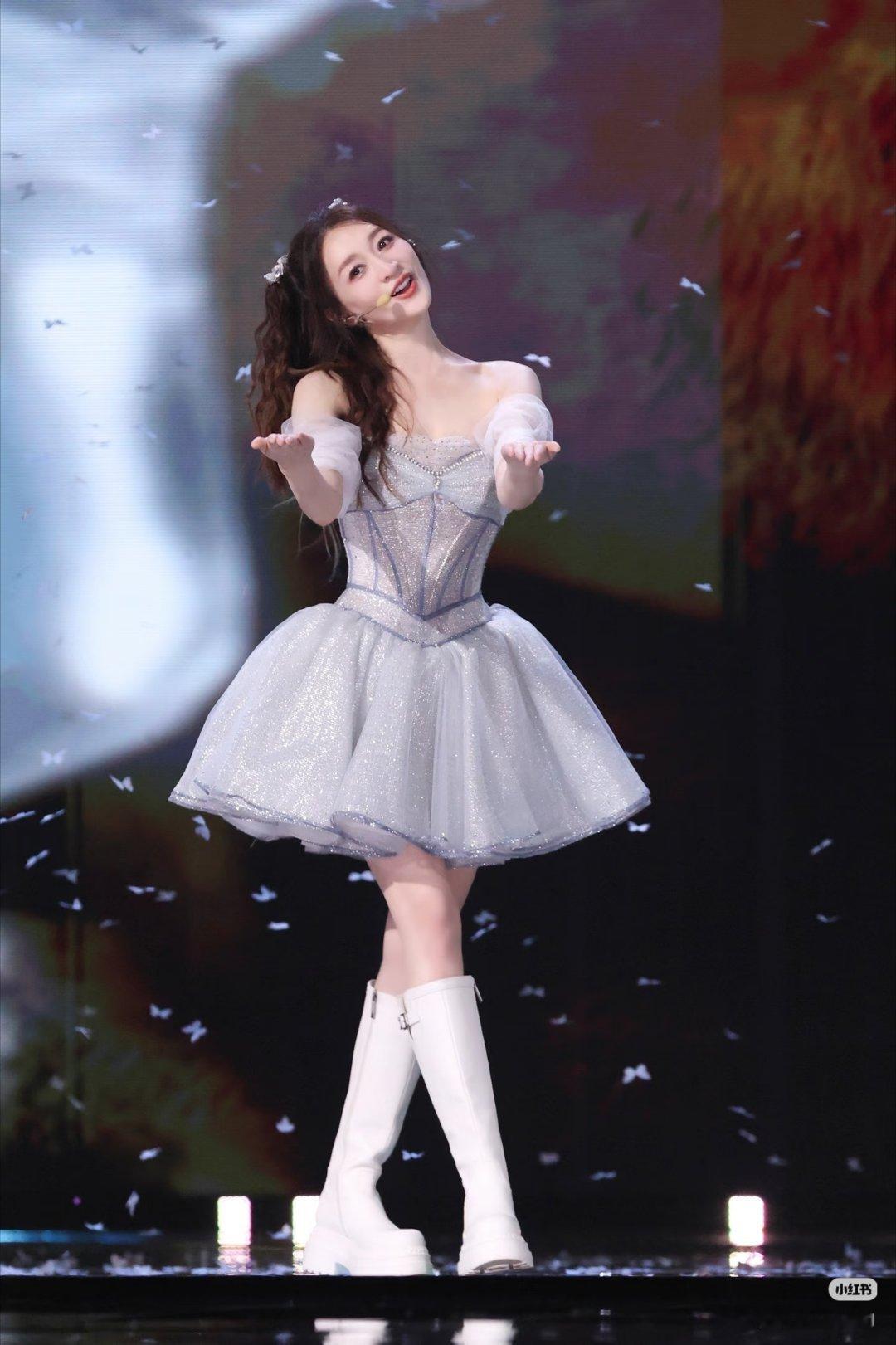 李小冉玩自己的梗逗队友开心谁懂啊！李小冉玩梗也太放得开了，温柔姐姐秒变搞笑担当，