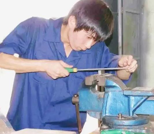 为什么说八级钳工就是人类极限了？就这么说吧，把八级钳工放在末日之下，在没有机床的