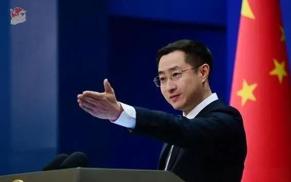 美议员叫嚣500%关税大棒，中方回击撕碎霸权逻辑！15日，外交部发言人林剑主持
