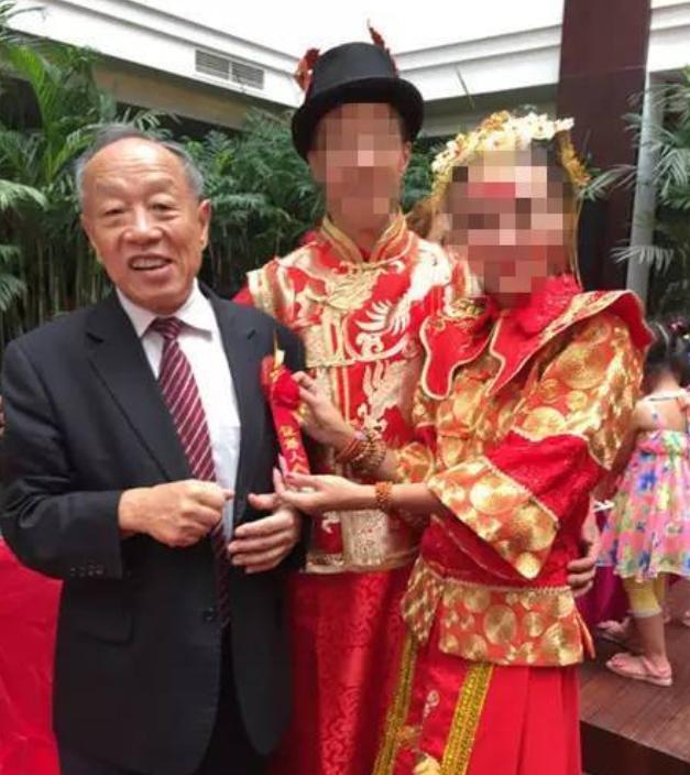 “我就算在美国饿死，我也不可能回国！”2017年，前央视著名主持人爱上富豪后远赴