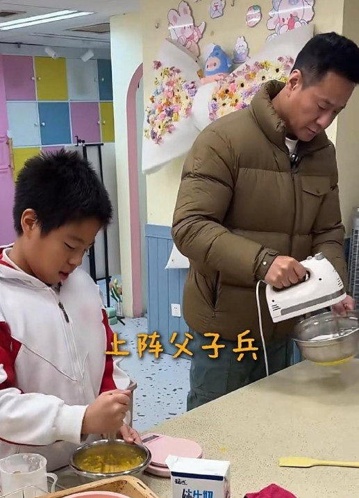 连奕名妻子生日，他与儿子共同制作蛋糕，杨若兮46岁素颜很白净​​​