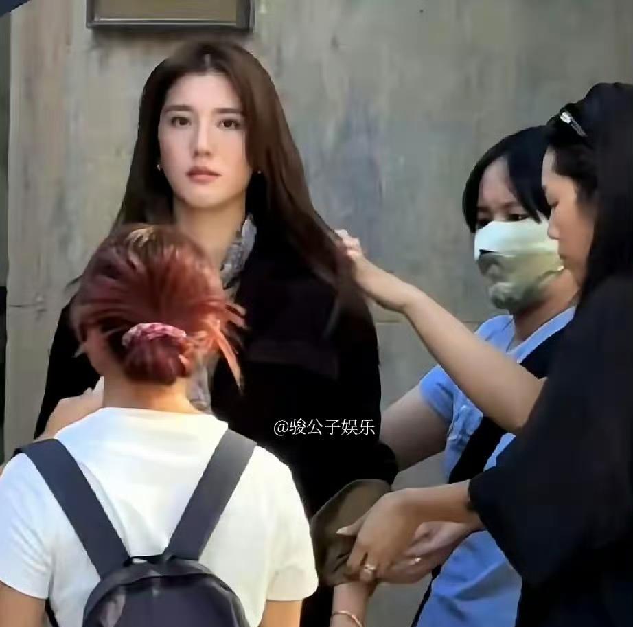 吴千语近日在上海街头拍摄广告时被偶遇，170厘米的身高让她在人群中格外醒目。当天