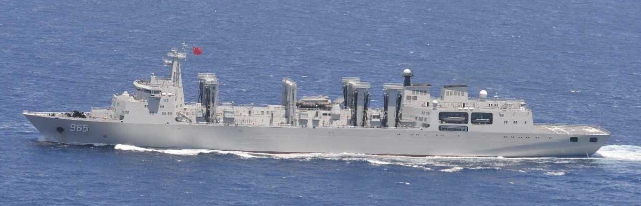 外媒最近炸了！卫星照片一曝光，西方情报界陷入恐慌。中国不仅航母造的快，连补给舰都