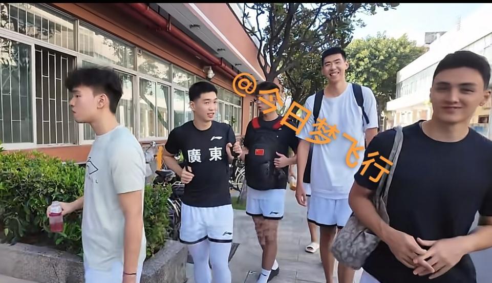徐昕今天到广州龙狮报到！广东队球员徐昕已租借至广州龙狮。今天中午，广体记者关辛