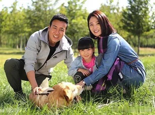 于和伟真是一个接地气，没有什么偶像包袱的男明星，他素颜出镜，看着挺有男人味的，演