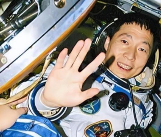 杨利伟为什么后来再也没有登天？其实，他能够活着回到地球就已经是万幸，在他攀登太空